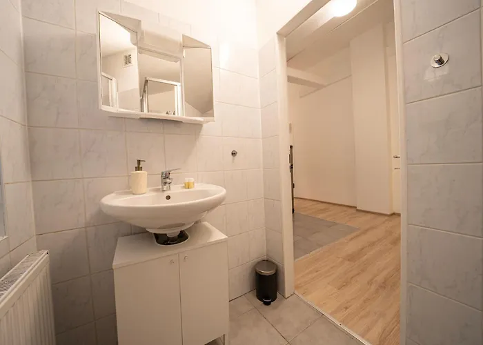 Apartman 2 Bedroom Apartments, 18 Min To The Center, Smart Tv *